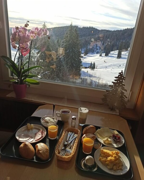 Petit déjeuner buffet (13.5 EUR par personne)