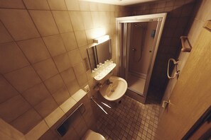 Chambre (4 bunk beds) | Salle de bain