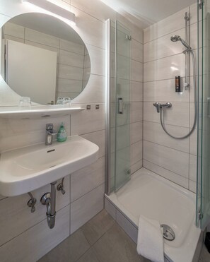 Standard-dobbeltværelse - 1 queensize-seng | Badeværelse | Bruser, gratis toiletartikler, hårtørrer, håndklæder