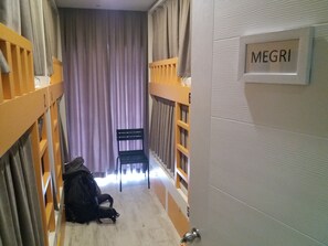 Dormitori compartit bàsic, dormitori mixt | Roba de llit d'alta qualitat i habitacions insonoritzades