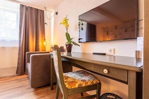 Double Room | Hypo-allergenic bedding, down duvets, individually decorated - Landhotel Gutshof (Hartenstein)