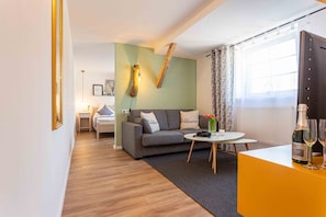 Suite | Living area | 43-inch flat-screen TV with satellite channels, TV - Landhotel Gutshof (Hartenstein)