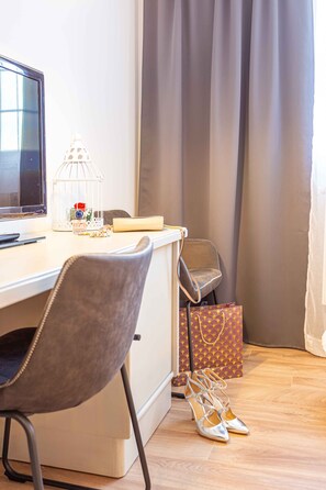 Habitació doble Comfort | Sala d'estar | Televisor de pantalla plana de 43 polzades amb canals per satèl·lit 