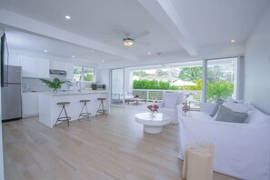 Appartement luxueux, 2 chambres, vue sur la piscine | Vue de la chambre