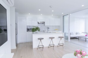 Full-size fridge, microwave, oven, stovetop