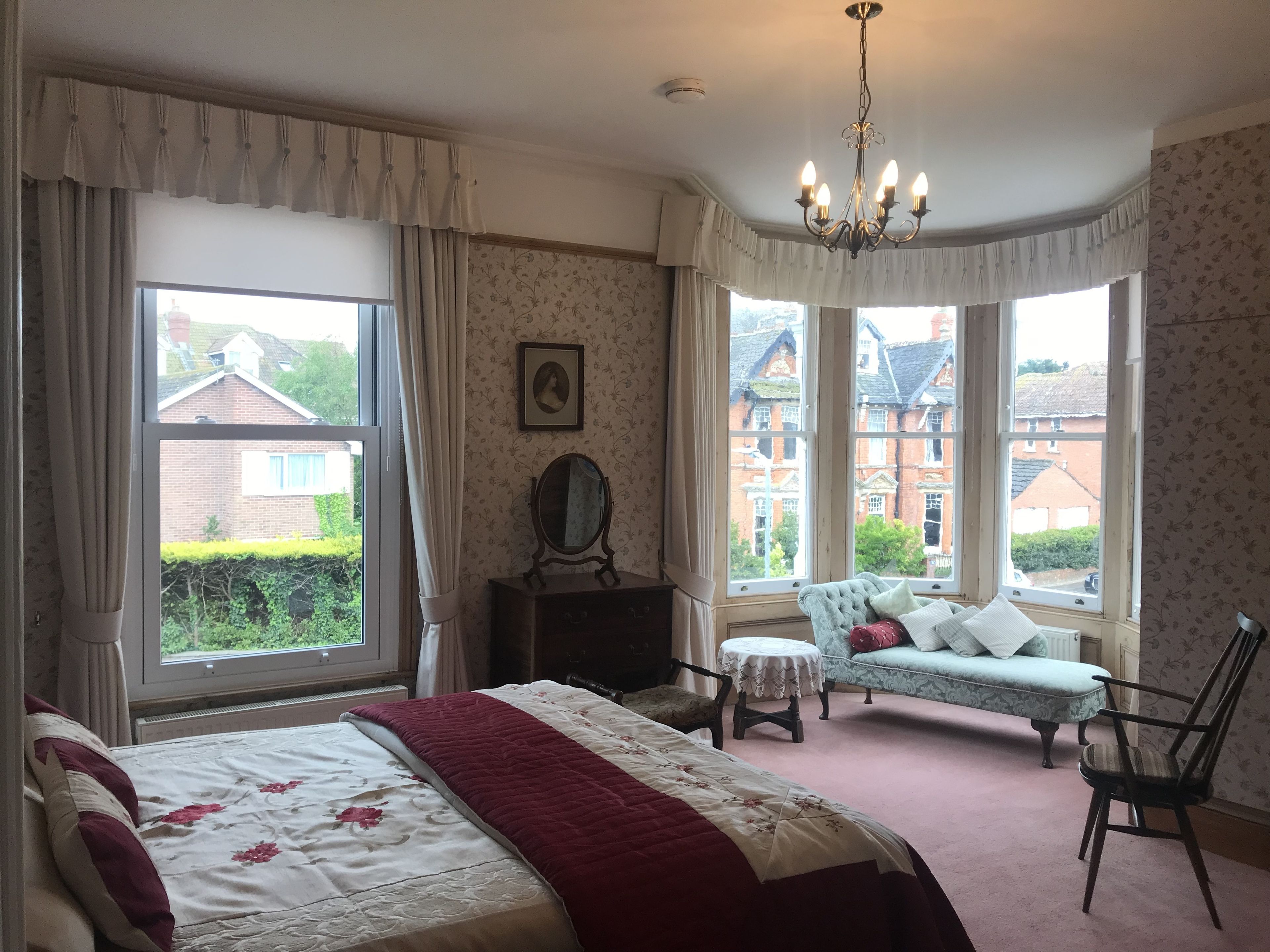 Deluxe tweepersoonskamer, 1 kingsize bed, privébadkamer, uitzicht op zee | Een kluis op de kamer, een strijkplank/strijkijzer, gratis wifi