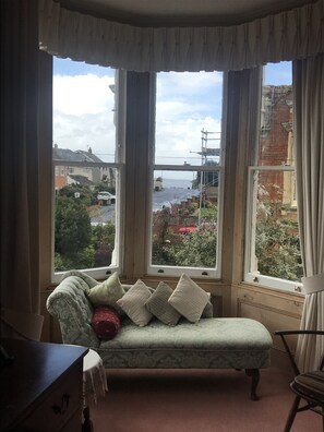 Quarto casal luxo, 1 cama King, banheiro privativo, vista para o mar | Cofres nos quartos, ferros/tábuas de passar roupa, Wi-Fi de cortesia
