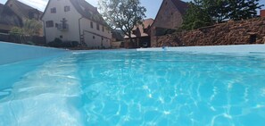 Outdoor pool, a heated pool, sun loungers - La Maison D'emilie (Pfaffenheim)