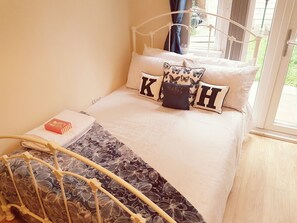 Premium Double Room, Ensuite, Garden View (Room 2) | WiFi - Kathleen House Plus (Enfield)