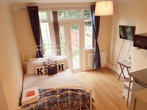 Premium Double Room, Ensuite, Garden View (Room 2) | WiFi - Kathleen House Plus (Enfield)