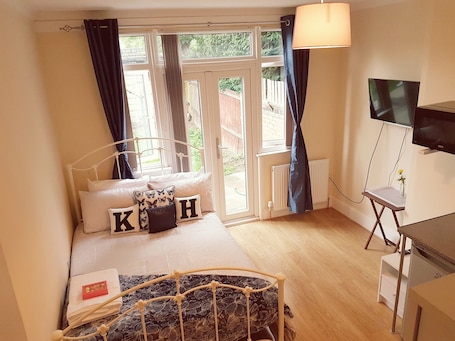 Premium Double Room, Ensuite, Garden View (Room 2) | WiFi