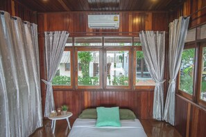 Baan Rimnam | Desk, free WiFi - River Breeze (Chachoengsao)