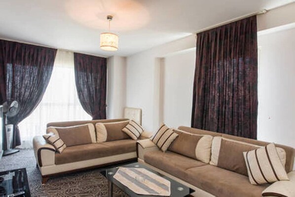 Deluxe Suite, 1 Bedroom | Living area