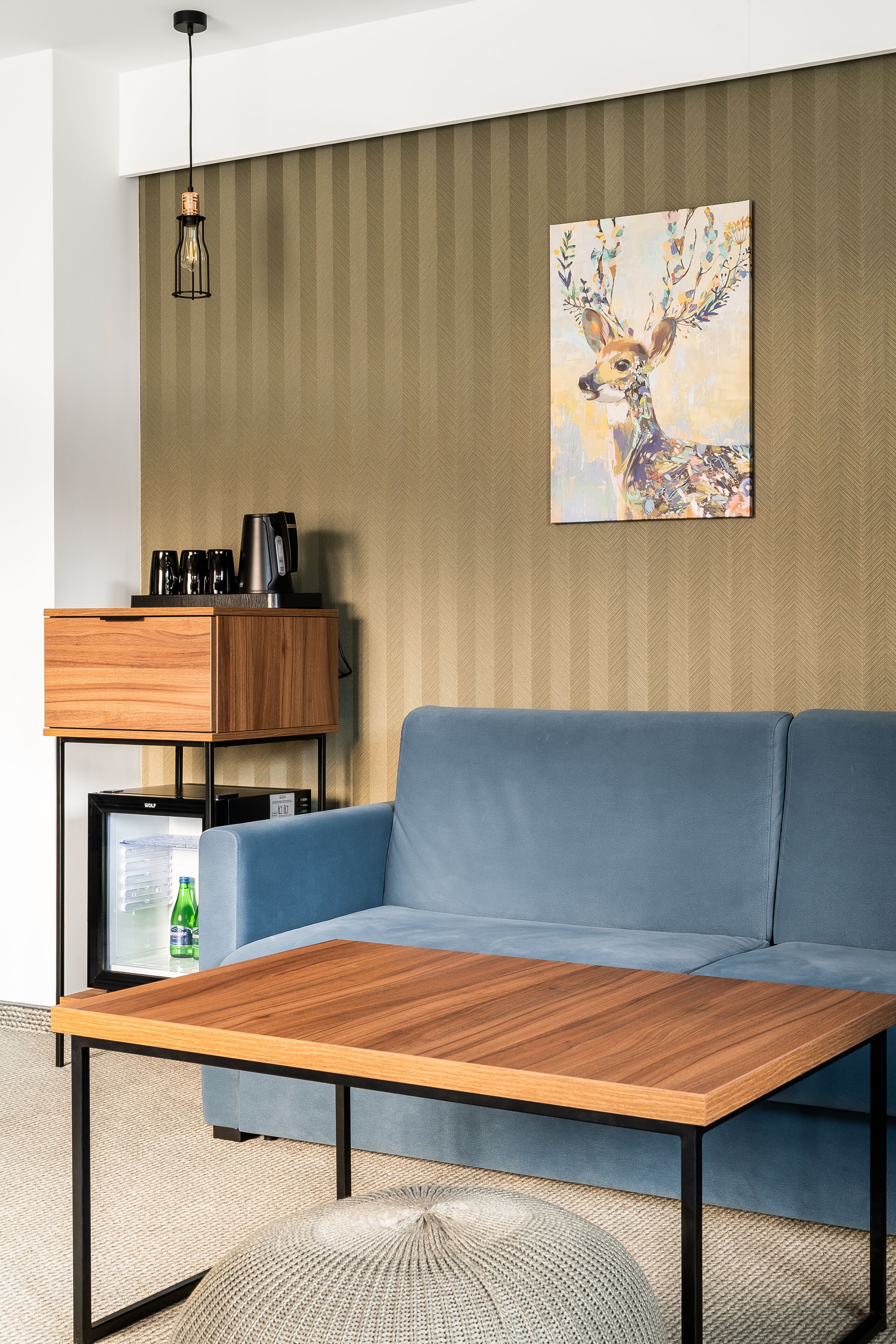 deluxe double room | living area | flat-screen tv