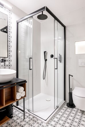 Een douche, gratis toiletartikelen, een haardroger, handdoeken