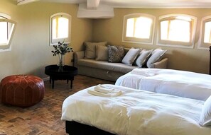 Premium bedding, in-room safe, individually decorated - Gran Villa Rosa (Vilanova I la Geltru)