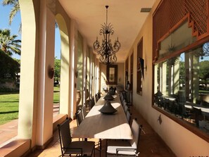 供應早餐、午餐及晚餐
