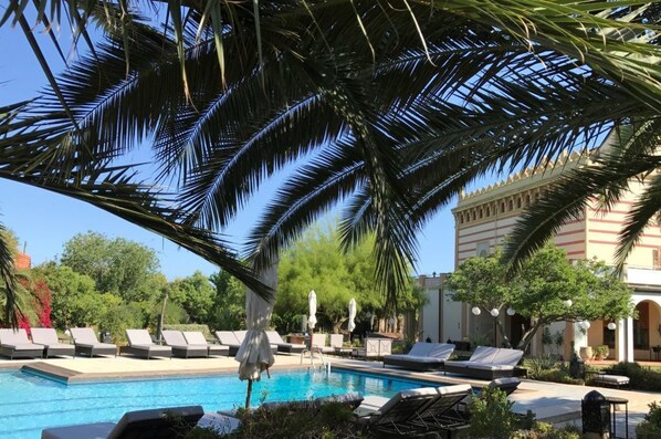 Piscine extérieure, parasols de plage, chaises longues