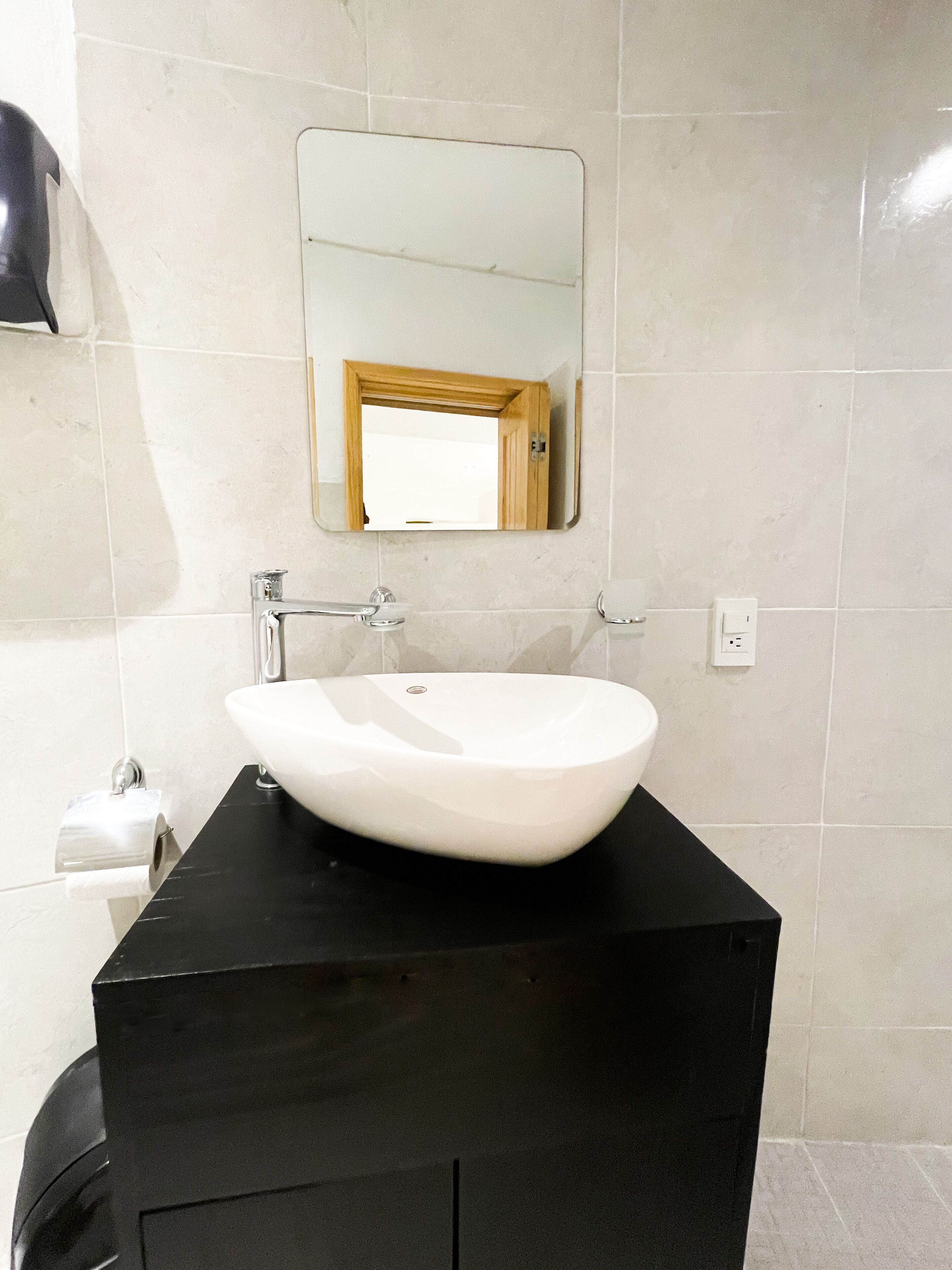 Habitación de lujo, 1 cama matrimonial (1 Double and 1 Single Bed) | Baño | Regadera, regadera tipo lluvia, amenidades de baño gratuitas, toallas 