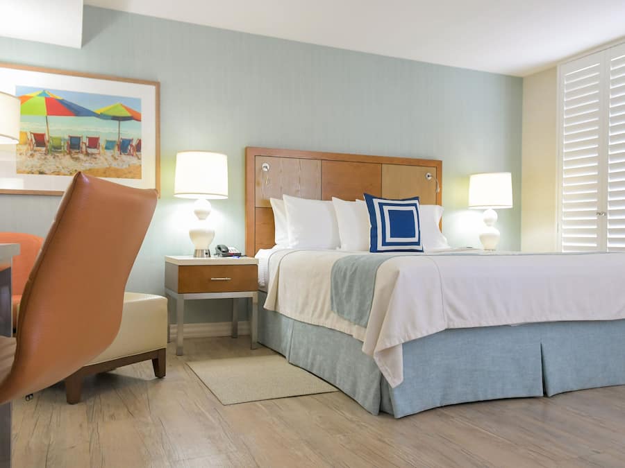 Lit avec matelas à plateau-coussin, coffre-fort, bureau