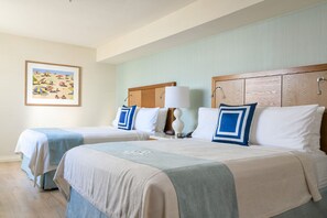 Pillow-top beds, in-room safe, desk, laptop workspace - Gateway Hotel Santa Monica (Santa Monica)