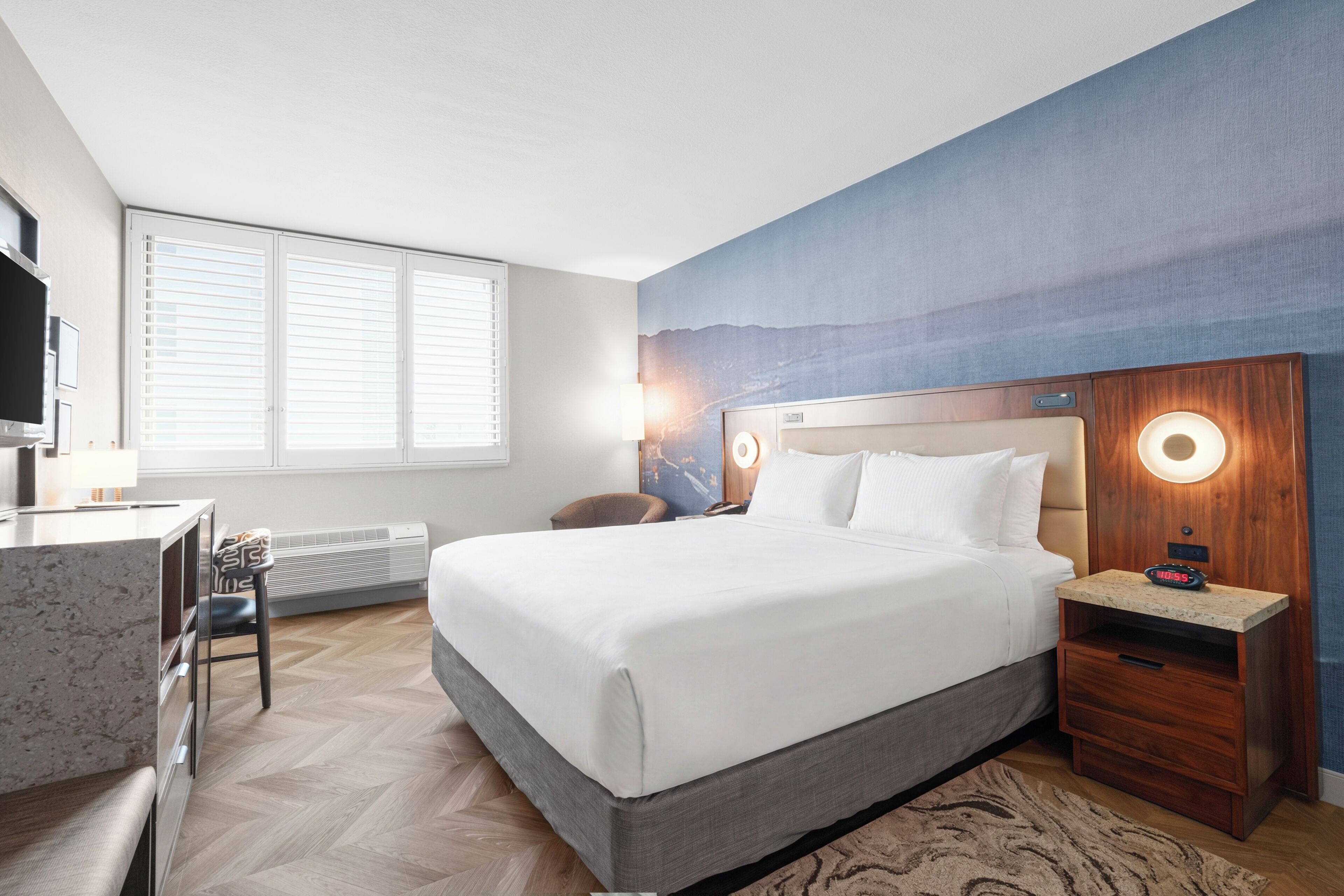 Standard Room, 1 King Bed | Pillow-top beds, in-room safe, desk, laptop workspace