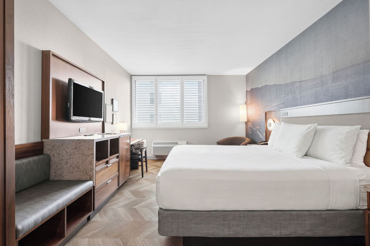 Rom – standard, 1 kingsize-seng | Senger med overmadrass, safe på rommet og skrivebord