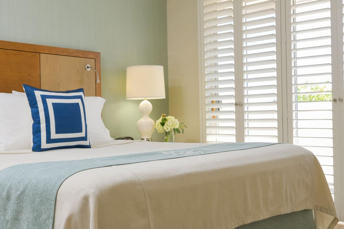 standard room, 1 king bed | 1 bedroom, pillow-top beds, in-room safe, desk