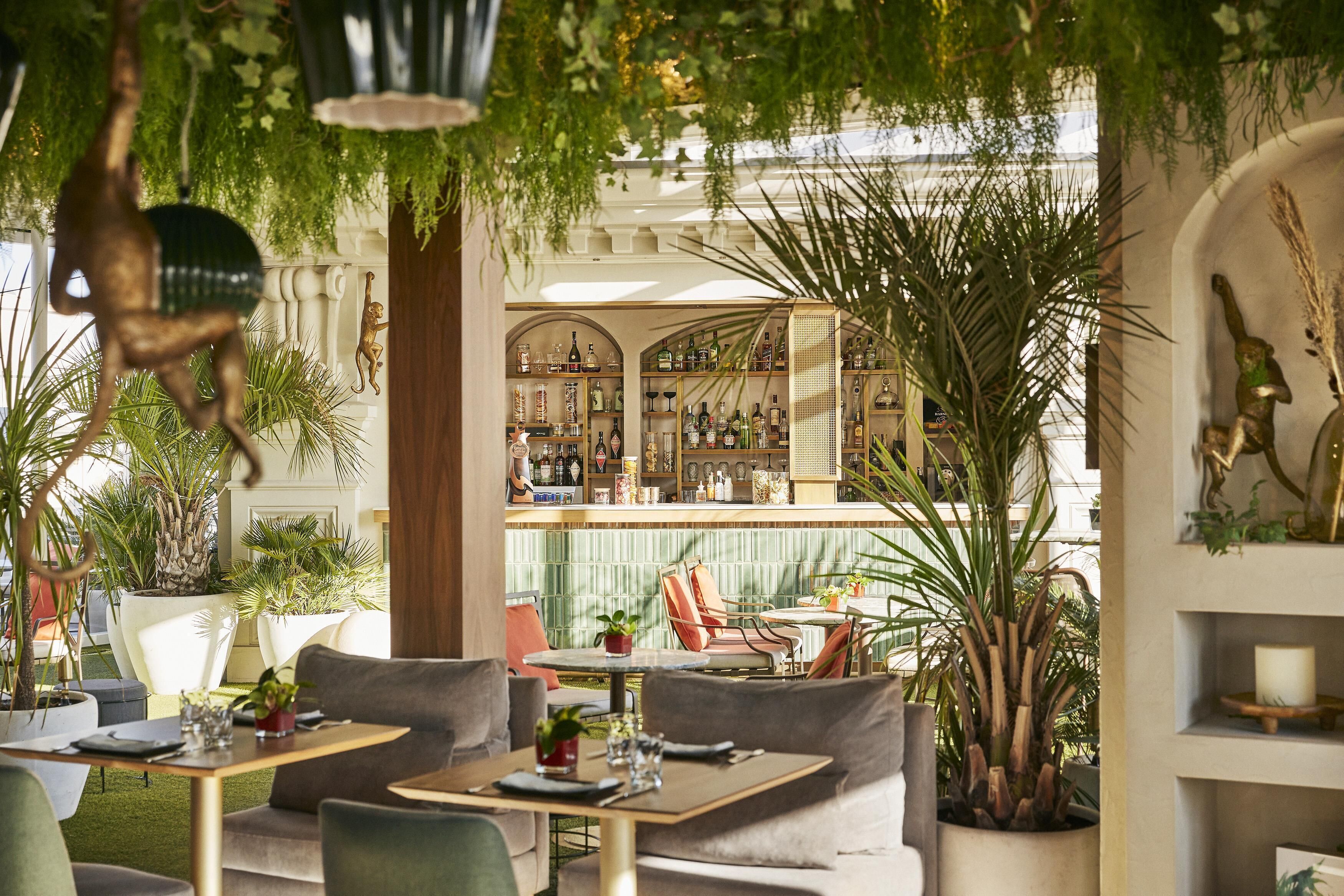 2 bars/lounges, rooftop bar, lobby lounge