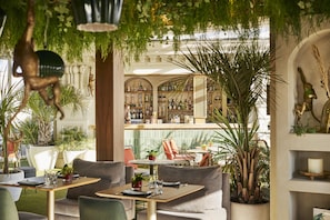 2 bares, bar en la azotea, salón en el lobby