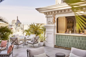2 bars/lounges, rooftop bar, lobby lounge