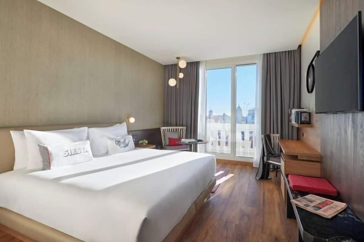 Premium bedding, minibar, in-room safe, desk