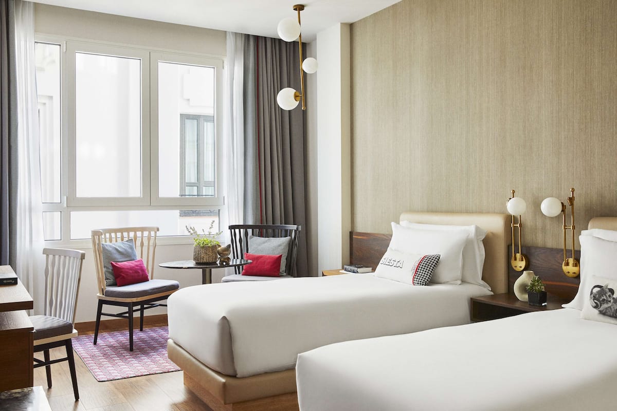 Kamar, 2 Tempat Tidur Twin | Seprai premium, minibar, brankas, dan meja kerja