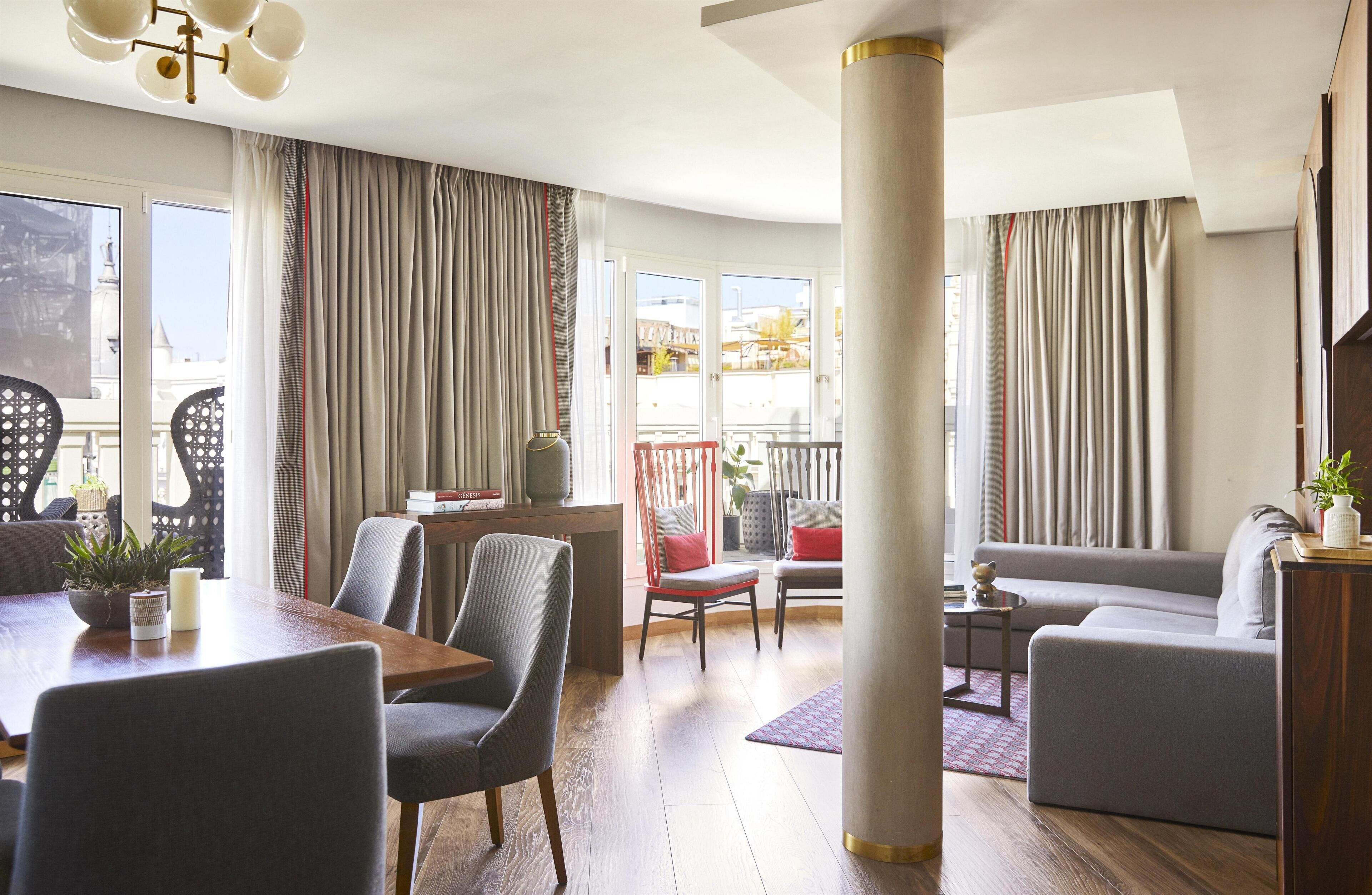 Suite, no fumadores (Gran Via) | Ropa de cama de alta calidad, minibar, caja fuerte y escritorio