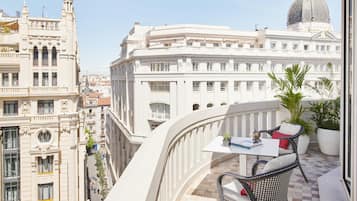 Suite, no fumadores, terraza | Ropa de cama de alta calidad, minibar, caja fuerte y escritorio