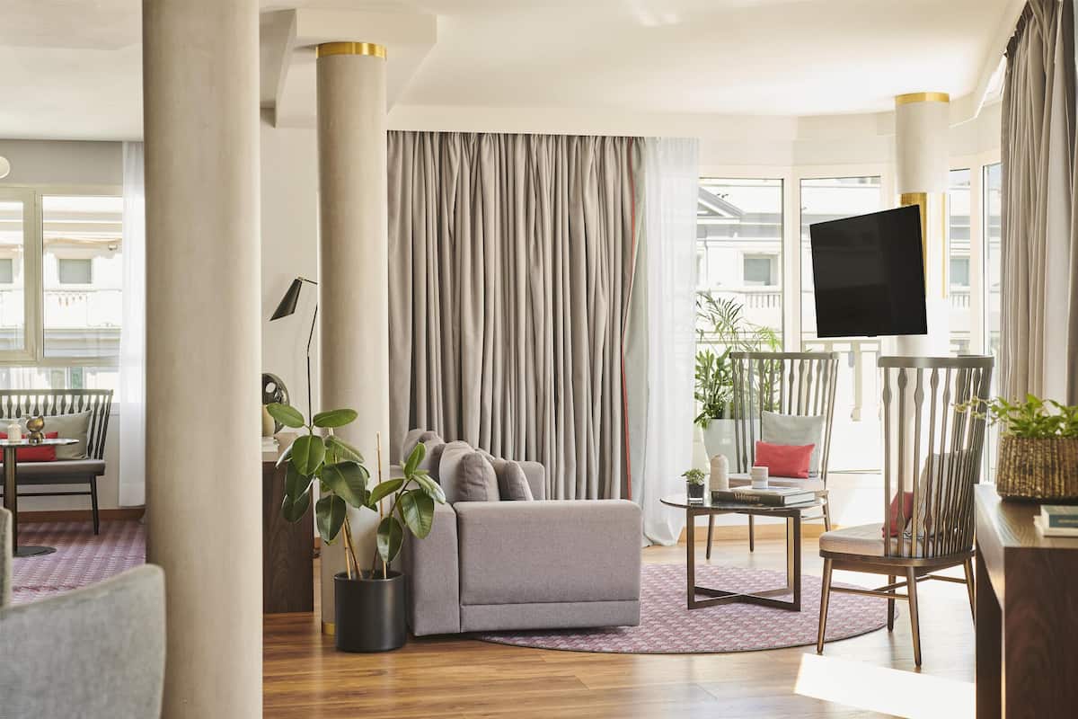 Suite (Fenix) | Premium bedding, minibar, in-room safe, desk
