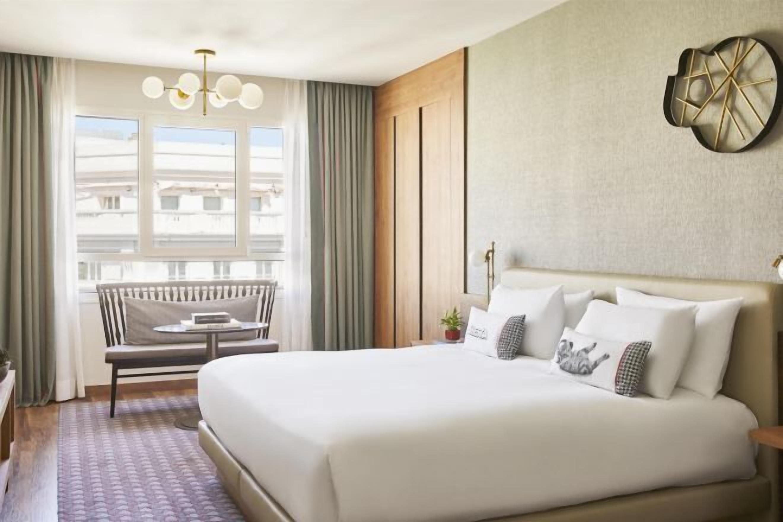 Roupas de cama premium, frigobar, cofres nos quartos, escrivaninha