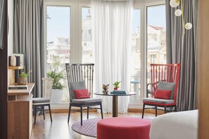 Suite, terrazzo | Biancheria da letto di alta qualità, minibar, una cassaforte in camera