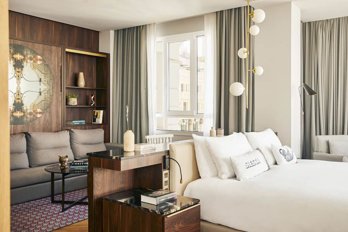 Suite Eksekutif | Seprai premium, minibar, brankas, dan meja kerja