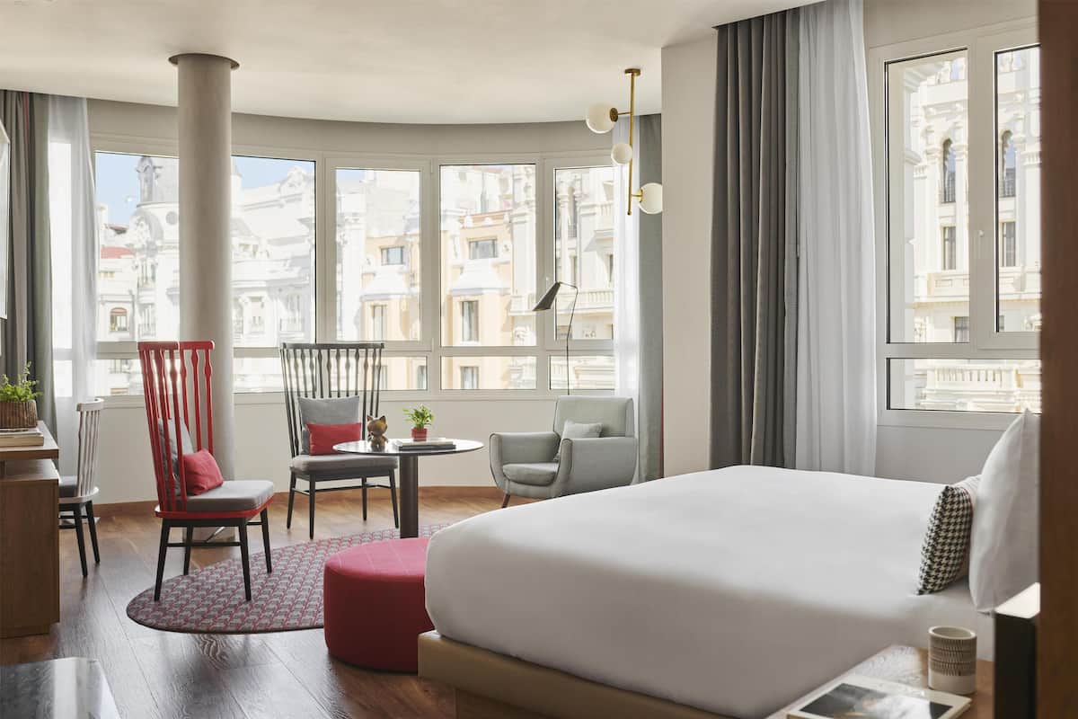 Junior Suite (Grand Via View) | Premium bedding, minibar, in-room safe, desk