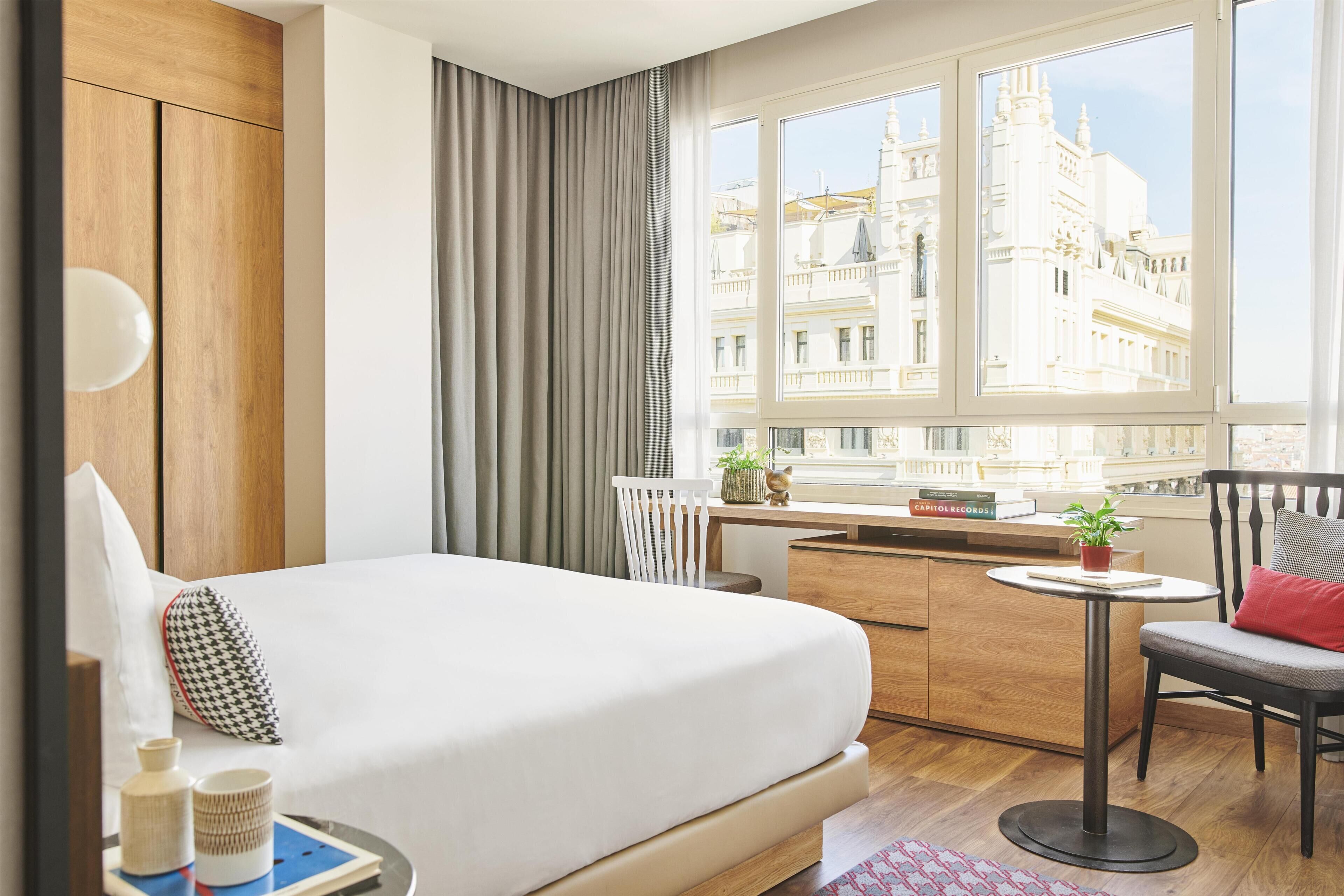 Habitación, 1 cama de matrimonio grande, no fumadores (Gran Via View) | Ropa de cama de alta calidad, minibar, caja fuerte y escritorio