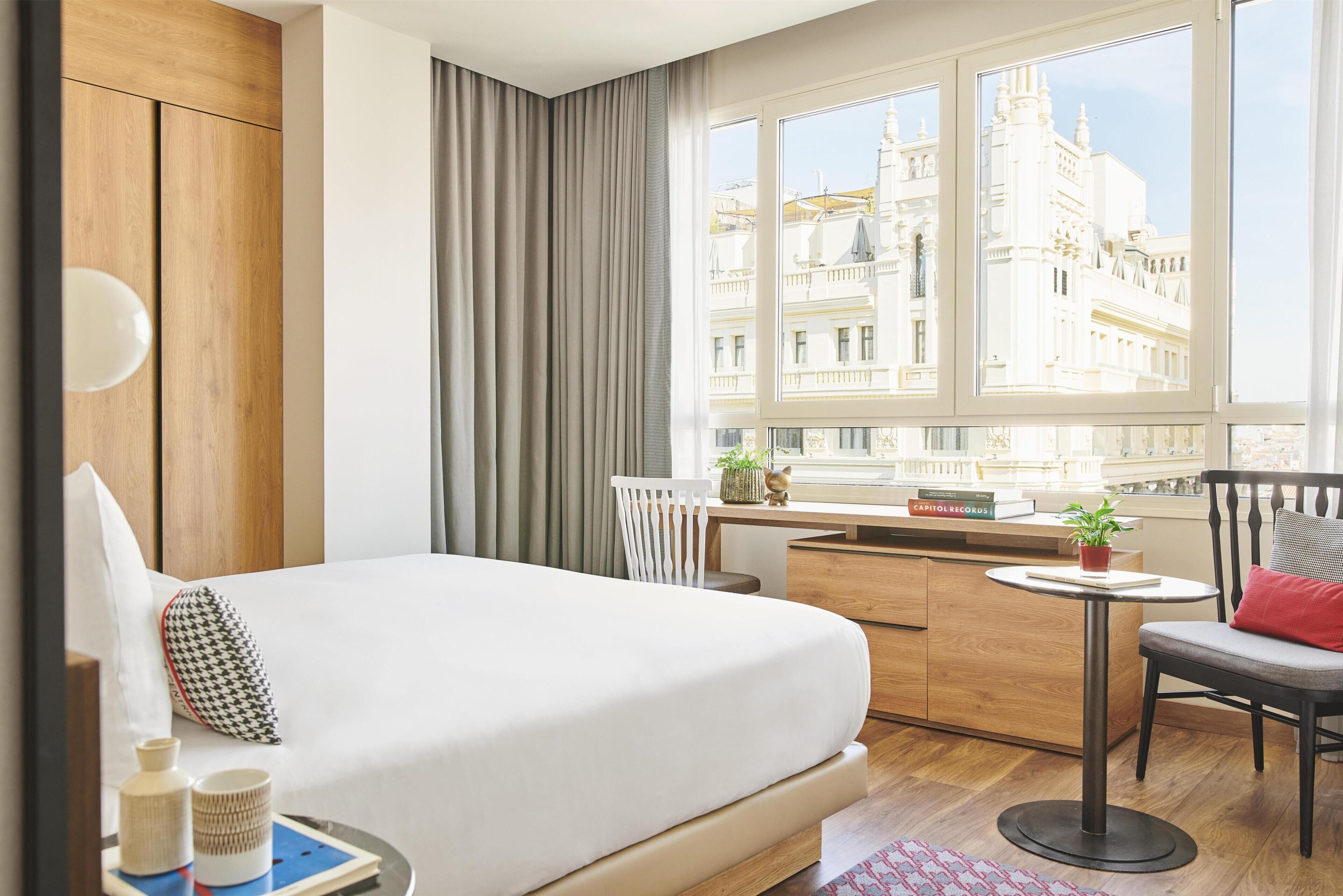 Kamer, 1 kingsize bed, niet-roken (Gran Via View) | Luxe beddengoed, een minibar, een kluis op de kamer, een bureau