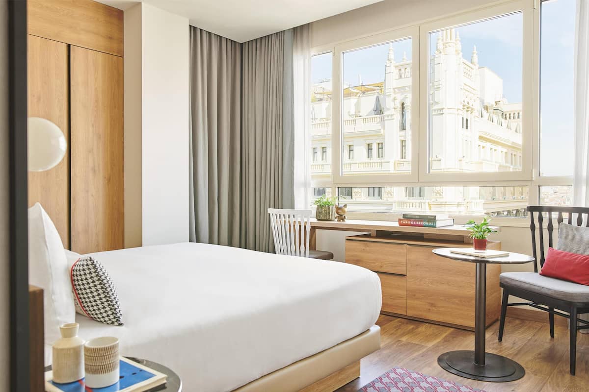 Camera, 1 letto king, non fumatori (Gran Via View) | Biancheria da letto di alta qualità, minibar, una cassaforte in camera