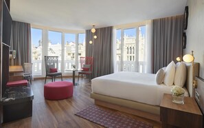 Premium bedding, minibar, in-room safe, desk - Hyatt Centric Gran Via Madrid (Madrid)