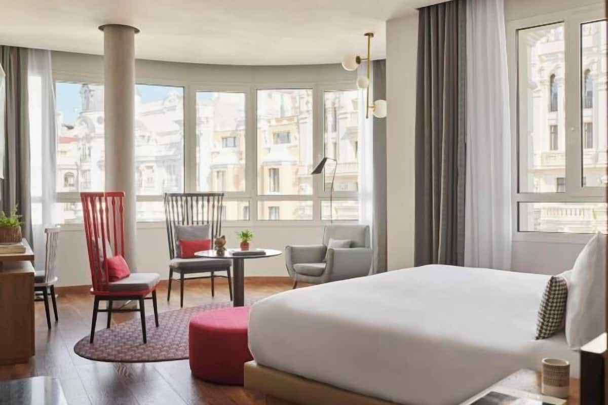 Premium bedding, minibar, in-room safe, desk