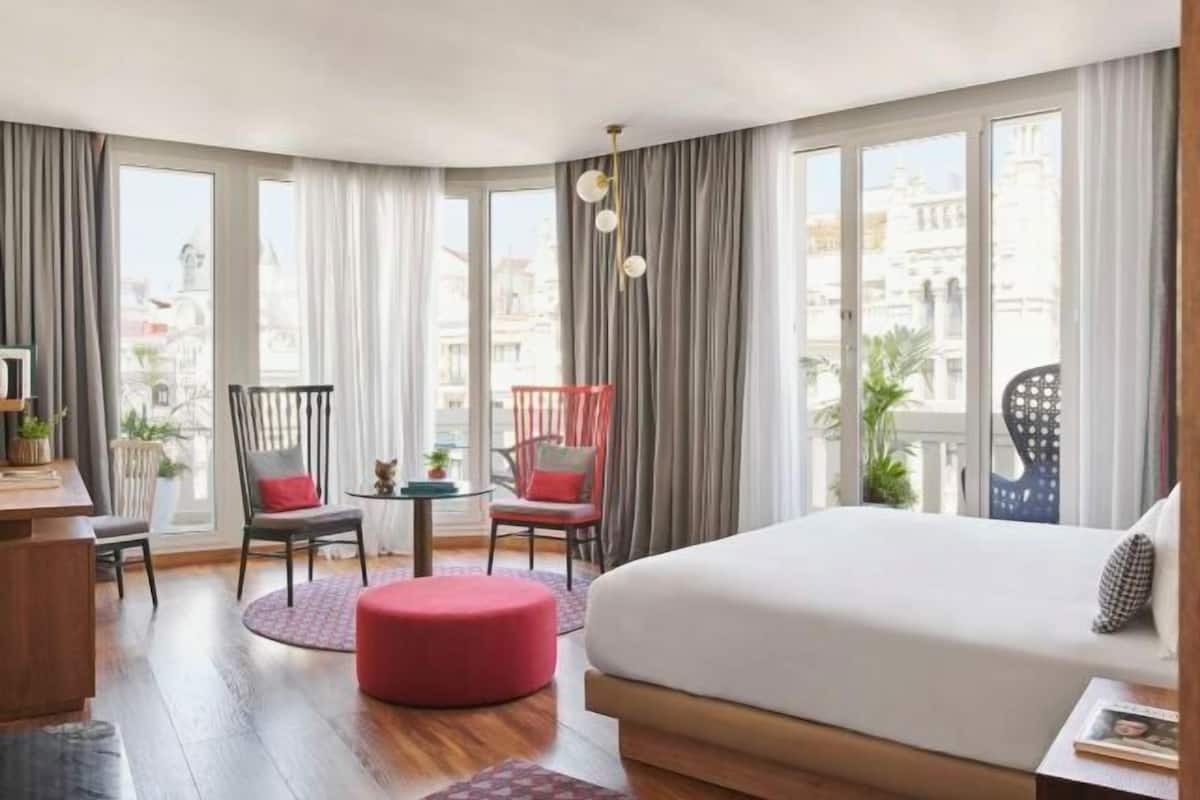 Premium bedding, minibar, in-room safe, desk