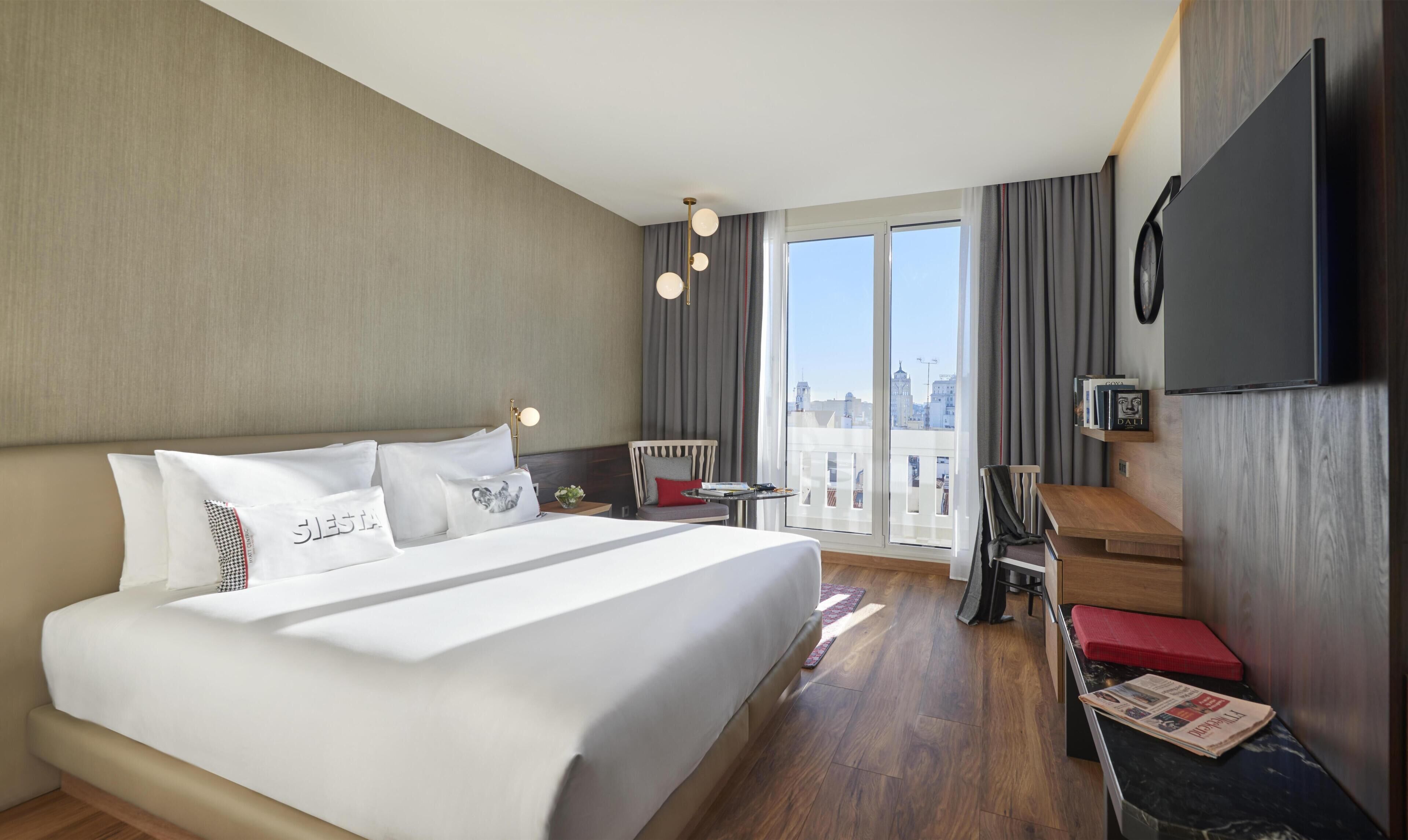 Kamer, 1 kingsize bed, niet-roken, balkon | Luxe beddengoed, een minibar, een kluis op de kamer, een bureau