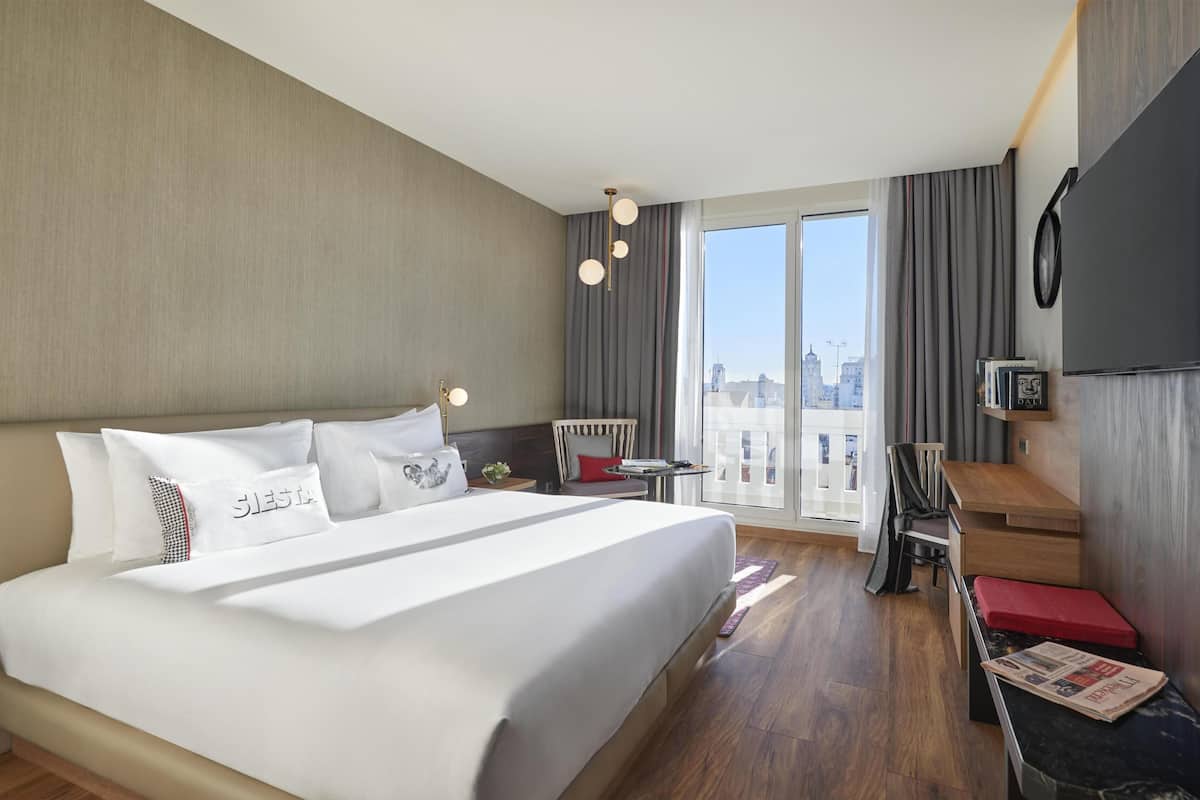 Room, 1 King Bed, Balcony | Premium bedding, minibar, in-room safe, desk