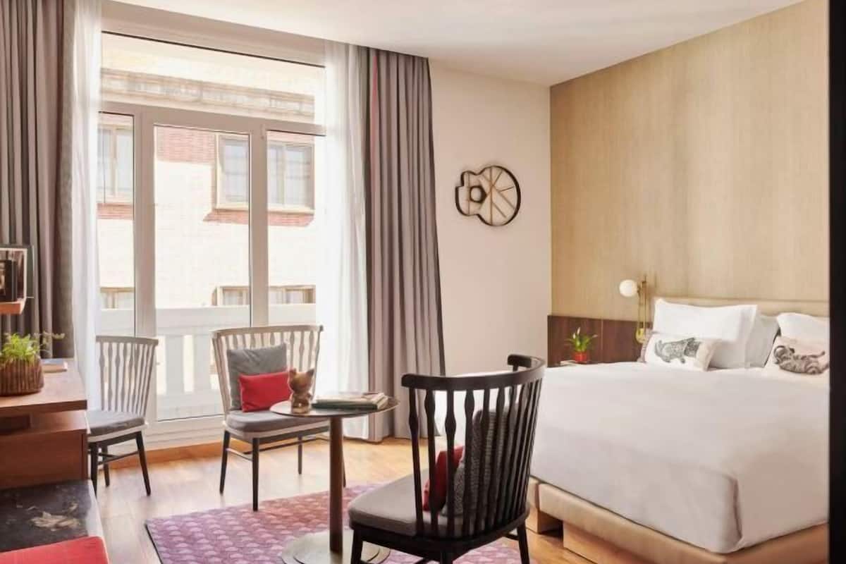 Premium bedding, minibar, in-room safe, desk