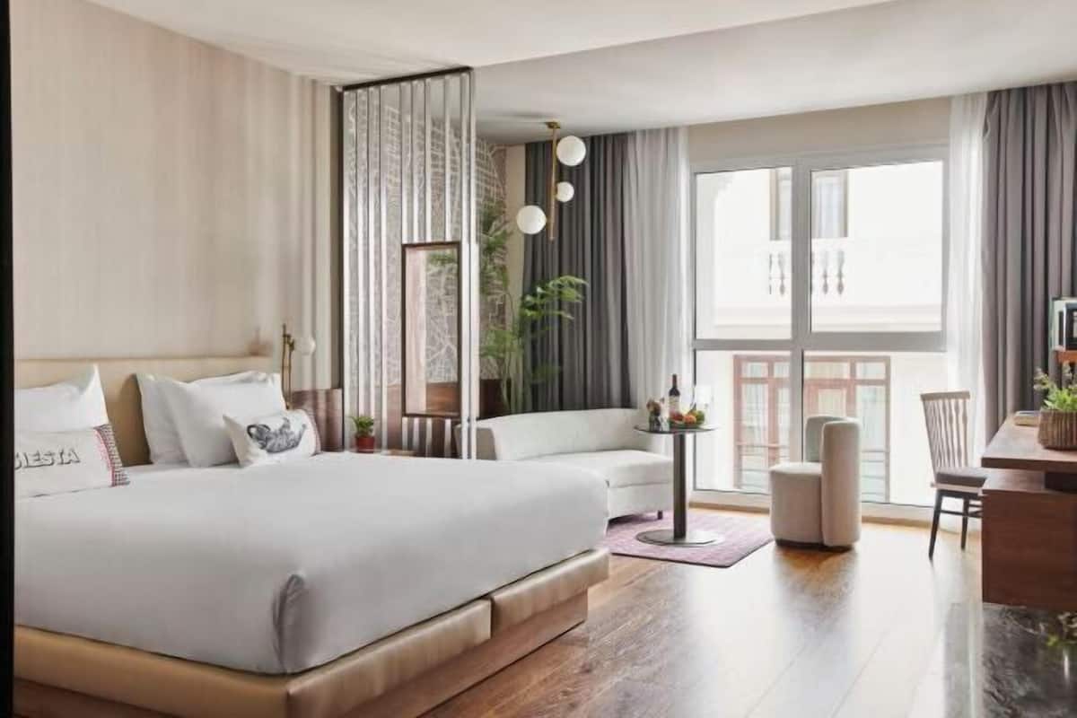 Premium bedding, minibar, in-room safe, desk